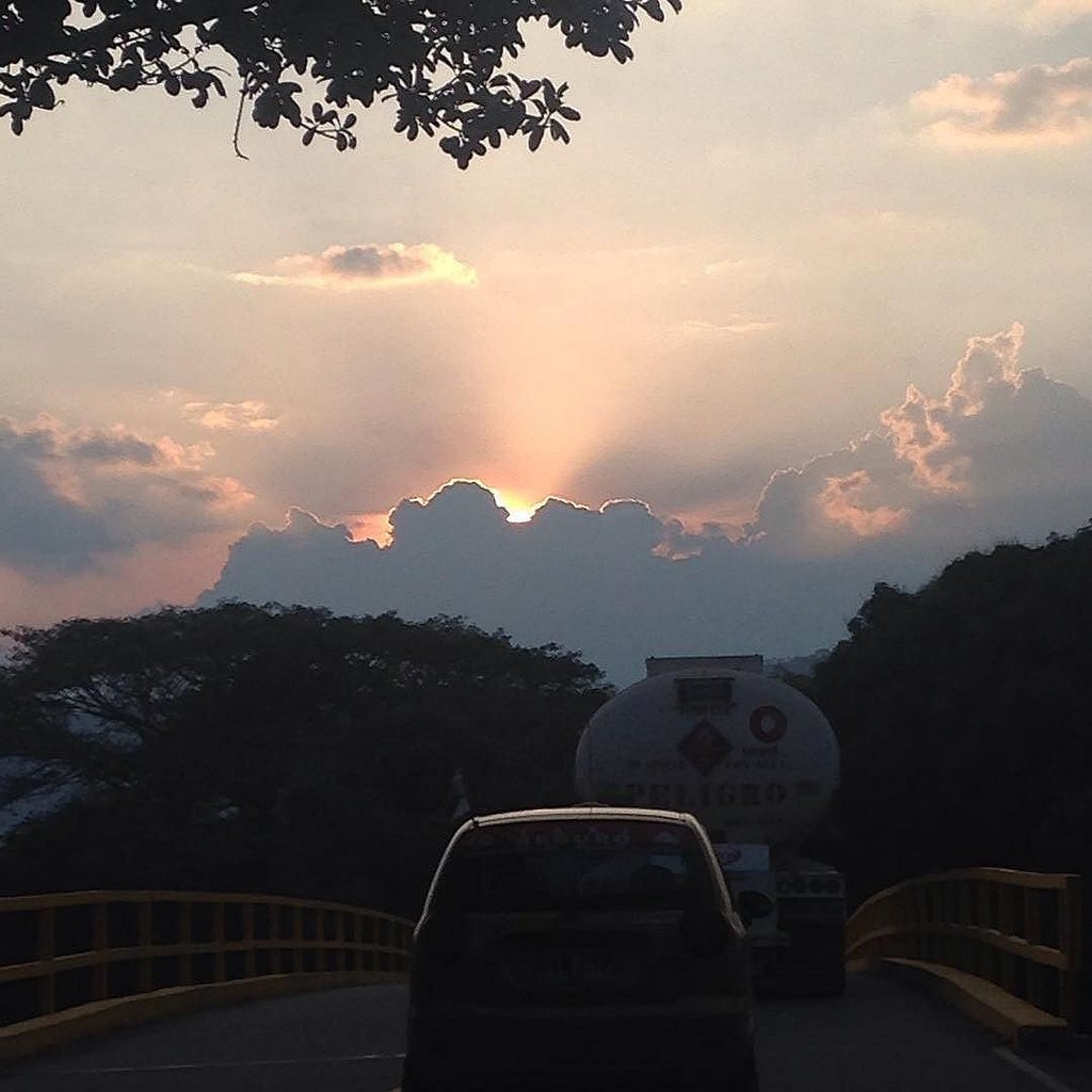 enmicolombia's tweet photo. en Instagram, @lauralopezf98 publicó: #sunset #road #afternoon #amazing #lovely #landscape #clouds #mountain #enmic… https://t.co/4bR2bKO8k6