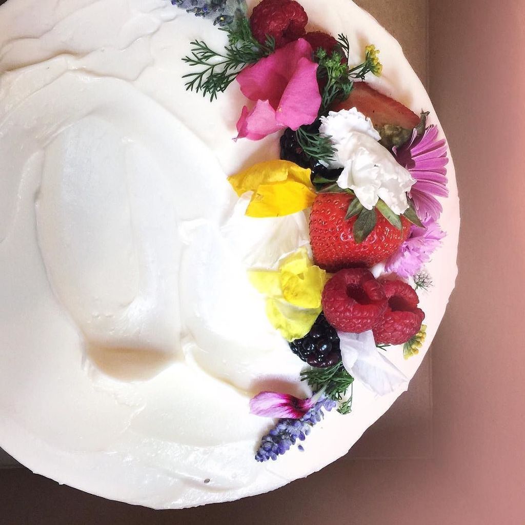 MatchboxKitchen's tweet photo. organic fruit, fresh flowers, swirls of buttercream. #matchboxkitchen #matchboxkitchencakes https://t.co/Kdua1XiqQf https://t.co/4nERzGHwFd