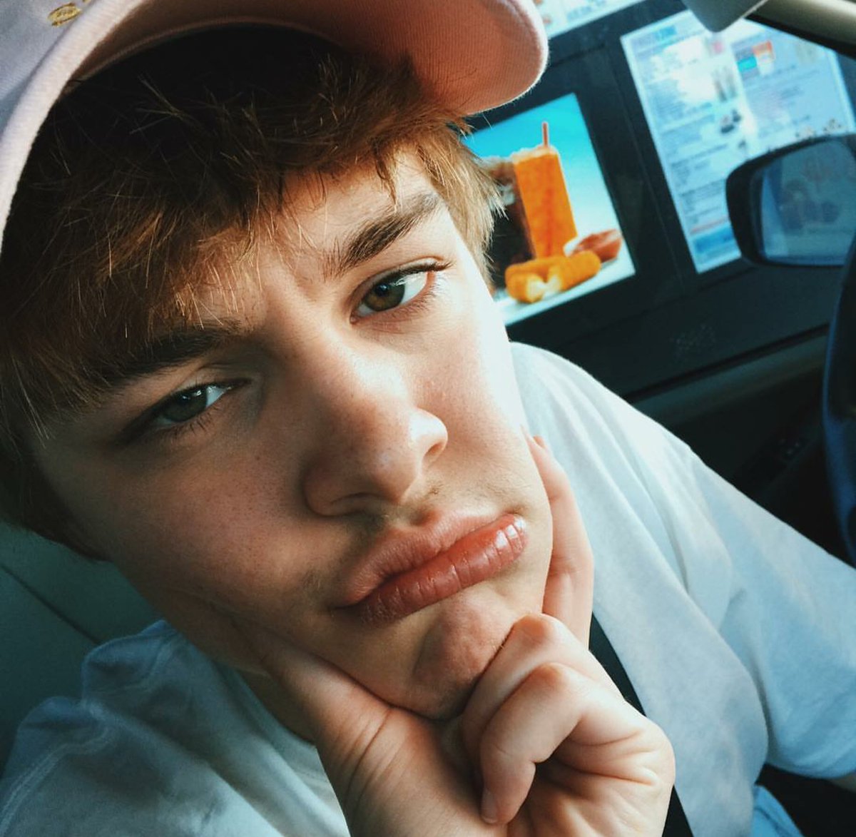 It's your local pouty boy~♡
|| Travis||
RT||Fav for me babes