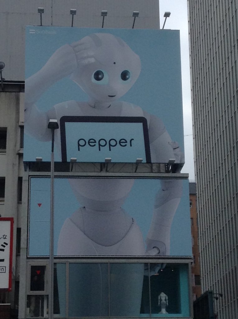 DenShigematsu's tweet photo. Pepper だらけの携帯ショップ 表参道店(期間限定)に来てみたら プレスさんだらけで入るのに勇気いる！Pepperが、どんな接客、動きするのか楽しみ。 https://t.co/kxSMOBSjgu