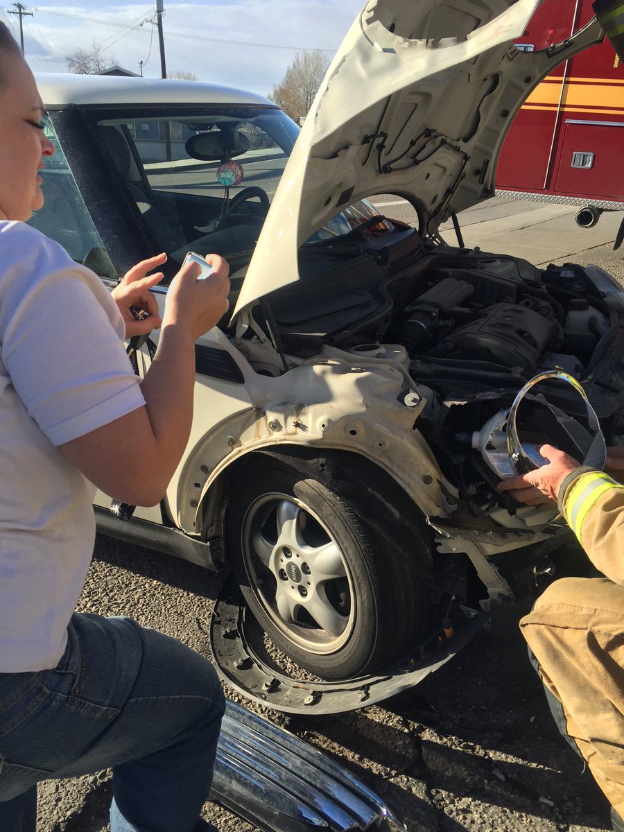 ChaniceAnn's tweet photo. super grateful I have Angels looking out for me. bye bye mini coop but grateful to be alive. #janup 🌻😩 https://t.co/VJXQgxLGIc