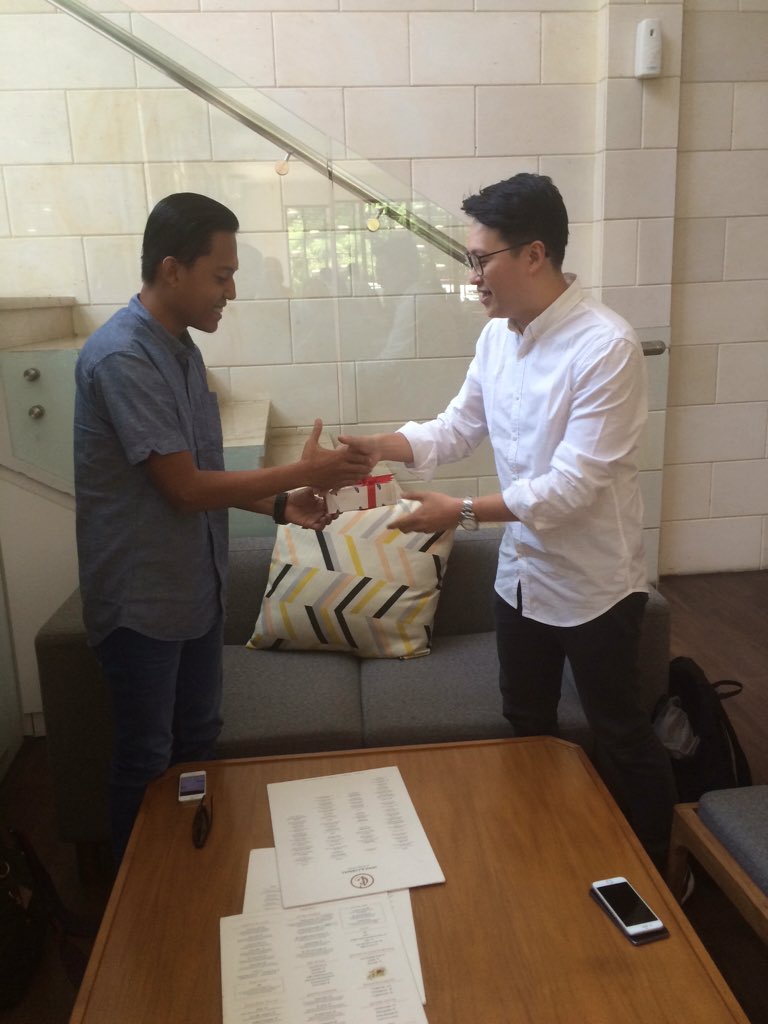TelkomselHalo's tweet photo. Penyerahan hadiah Samsung Galaxy S6 Edge 64GB dari Benny ke pemenang #RedPrivilege https://t.co/MEJukmIaTq