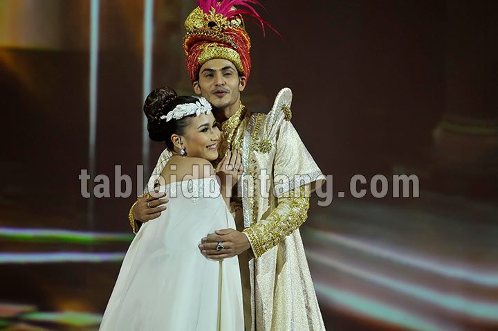 tabloidbintang's tweet photo. Ayu Ting Ting Dipasangkan Dengan Ravi Bhatia di Kisah Shehrazat https://t.co/4TWKpPWkfD  [Galeri Foto] https://t.co/iDLZOrL4G5