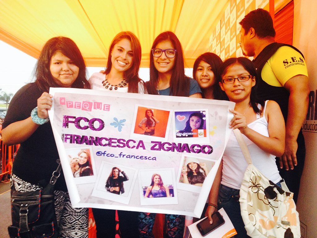 fco_francesca's tweet photo. Aquí el Fan Club Oficial de Fran @FranZignago haciéndose presente en la firma de autógrafos de #ValienteAmor 😊😻❤️🙈 https://t.co/VewRRhtzP6