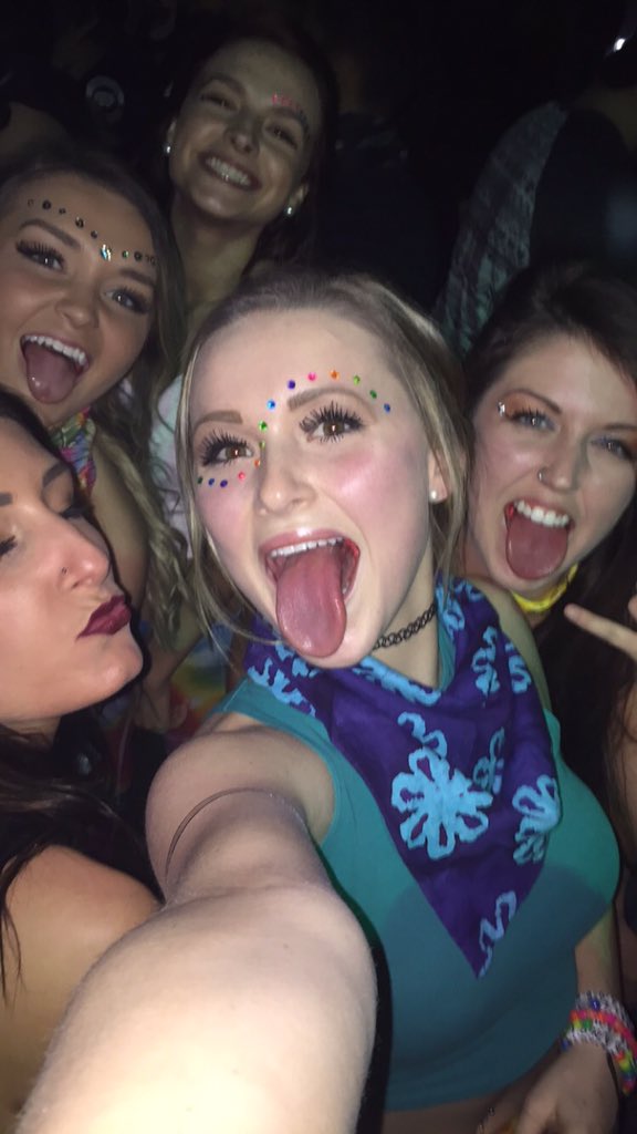 jordanlathamxo's tweet photo. Happy 18th bday @jennyrubright love u crazy bish!!!๐๐ #geebz #cigz #peepthethrowback https://t.co/HZCzELnEnj