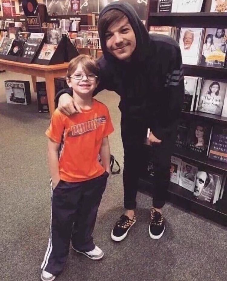 enewsrox's tweet photo. Louis Tomlinson spends time with someone of his own size at Barnes and Noble in LA. https://t.co/qSNNQkRfyp