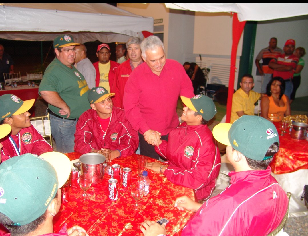 mauroca69's tweet photo. El diputado.Jesus Montilla comparte con la recordada selección Campeona.En el mundial de Pequeñas ligas Boston 2006 https://t.co/TqkIKAECEi