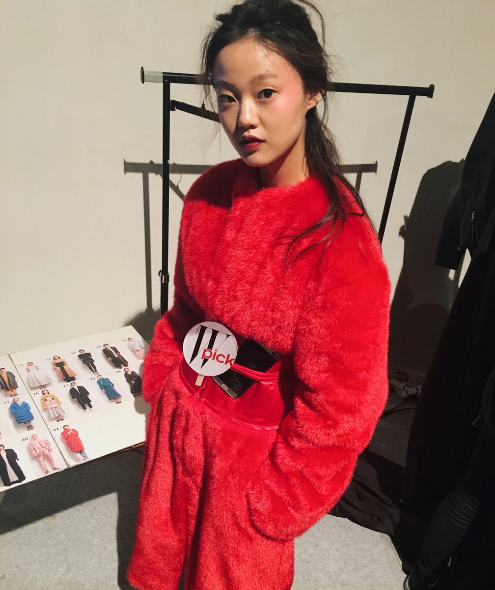 wkorea's tweet photo. @pushBUTTONseoul 에서 찜한 Wpick은? 오프닝을 장식한 신인모델 비타 칸의 강렬한 레드룩이에요. 부한 퍼코트에 코르셋을 쪼아매고 빨간 플랫슈즈까지 매치하면 매력지수 증가!
#pushputton https://t.co/toKbRuAvjG