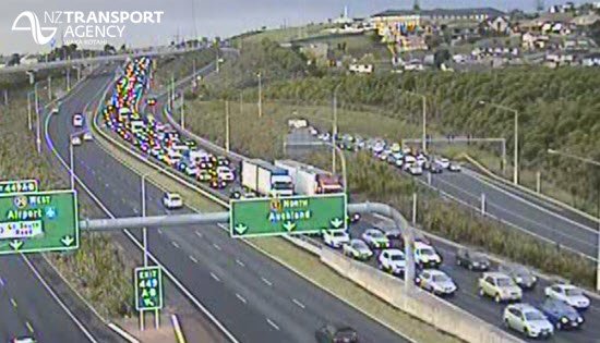 nztaaklnth's tweet photo. #EasterTraffic leaving #AKL easing to both north & west but still heavy south thru Otahuhu to Takanini ^TP https://t.co/yjzLtGvCNo