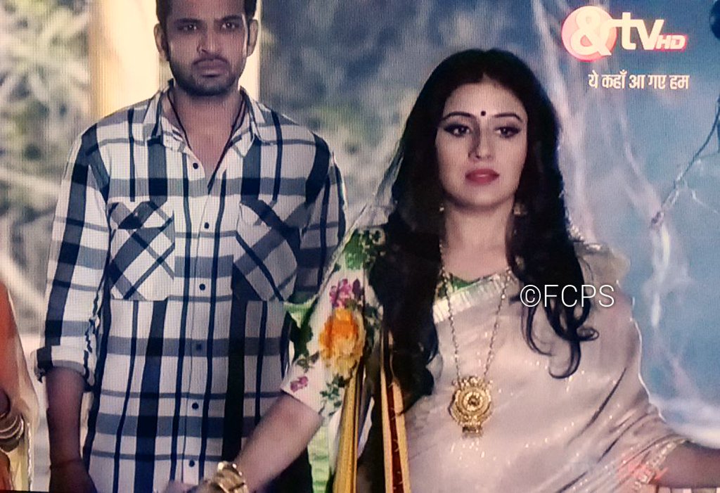 ParidhiSharma_W's tweet photo. Uff our Angel looking so #Beautiful #Addictive in this #SimpleSaree .😍👌💞
#Pics from #Yesterday'sEpisode of #YKAGH https://t.co/pRsQ5qLKGW