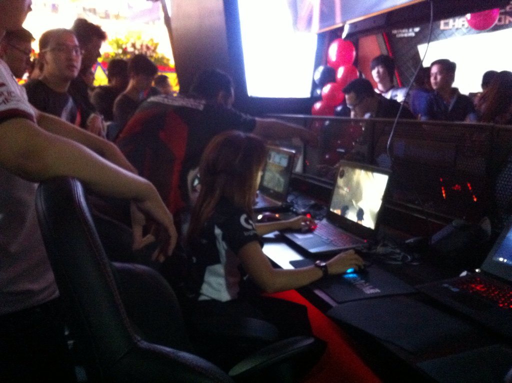 FikomUbk's tweet photo. Pembukaan ROG Store pertama di Indonesia. Rame cuy!
#ROGStore #AsusIndonesia https://t.co/zAiGTFg6Eq