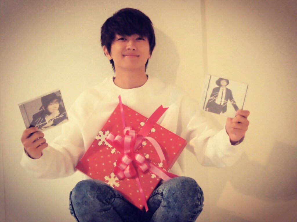 110A53's tweet photo. 『 HOCUSPOCUS 』届いたー！
.
途中、楽曲制作(ドキュメンタリームービー )見てたらジーンてきた
この作品に出会えてよかったです
宝物が増えました。🎁💌🎀 https://t.co/qqllktu2ji