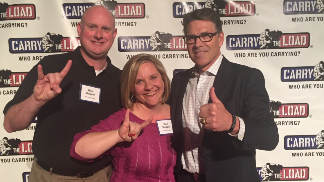 Stop_M_now's tweet photo. Thank you for attending last night's #carrytheload kickoff @governorperry #classact #vetrrans #hookem https://t.co/3xjHkanXWG