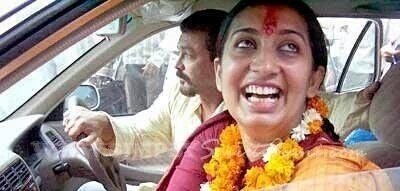 Vidya Balan dressed as "Manjulika" heading for the shoot on the set of Bhool Bhulaiyaa ,Mumbai. (2007)