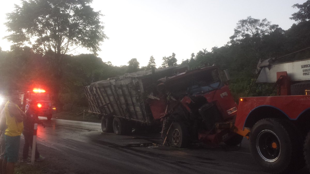 4am  paralizado en tránsito por un este vehículo accidentado 3 horas  cualquier cantidad de vehículos