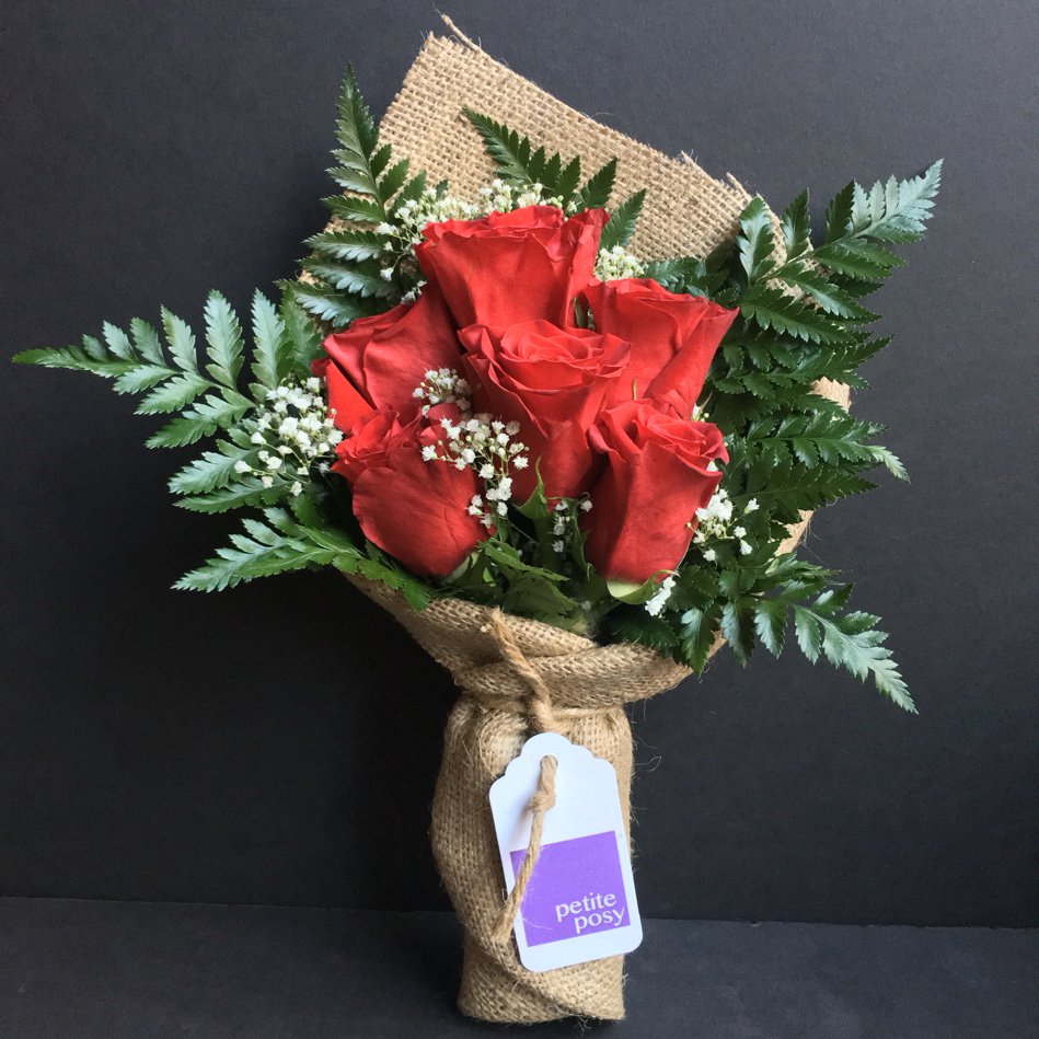 petiteposyny's tweet photo. Today's Posy: The classic, eternal perfection of a half dozen red... #florist #manhattan  https://t.co/JsuXO7CrAI https://t.co/CfQhoHFjvk