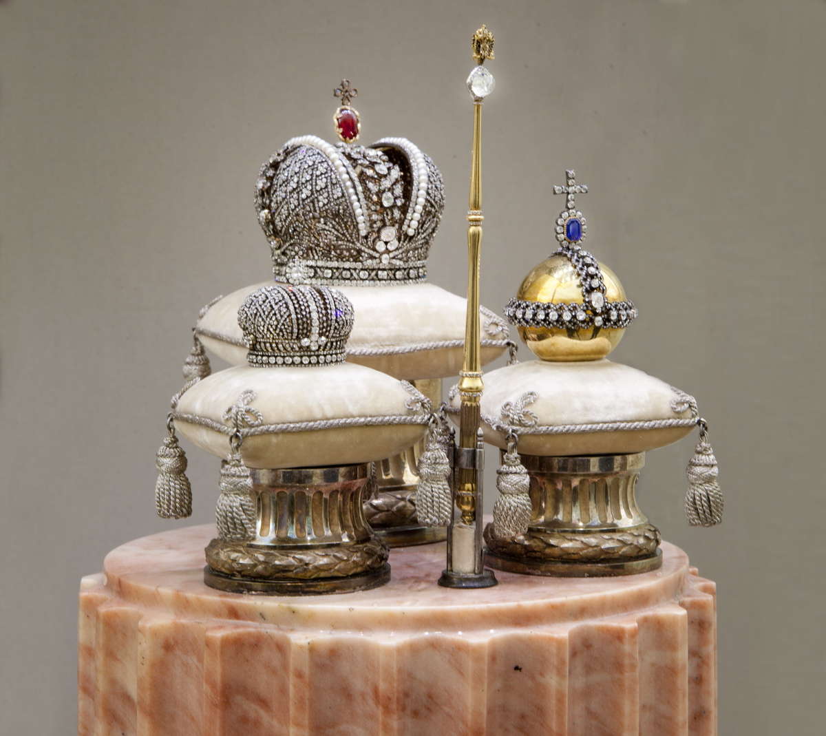 Миниатюрная копия императорских регалий была сделана фирмой Фаберже  в течение года: hermitageline.ru/ru/blog/view/i…