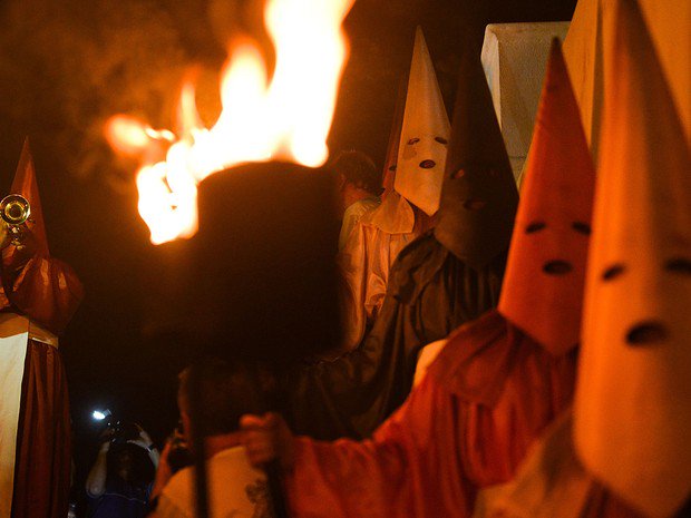 g1's tweet image. Não é a KKK. É tradição católica. Fiéis acompanham a Procissão do Fogaréu em Goiás glo.bo/1UJmHX5