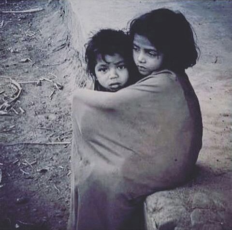 يمشي ولا يدري طريقه على وين 
لين التعب من كثر ماتاه هده
اثقل حروف يشيلها في حرفين
لااب يدري به ولا ام تردله