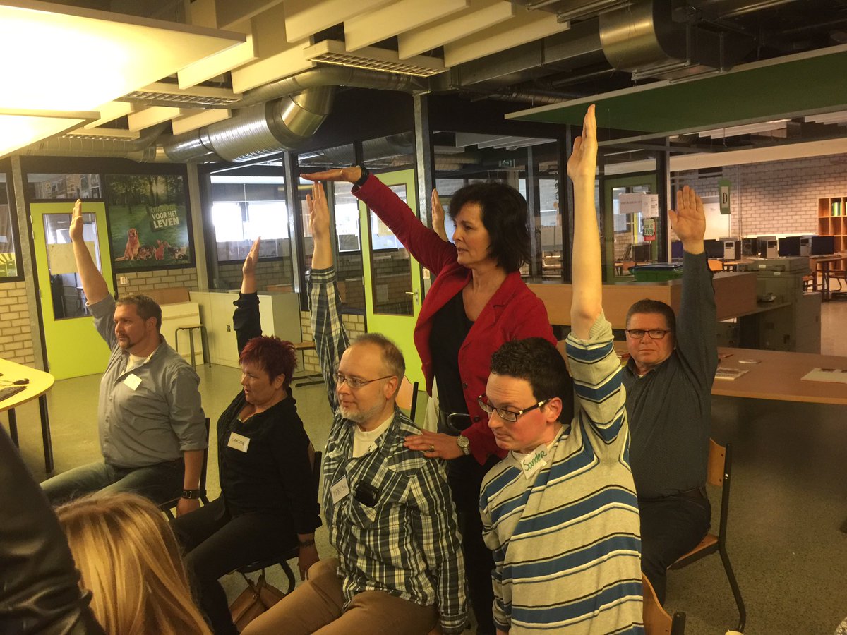 SimoneGerono's tweet image. Workshop #Deskfit voor bestuursbureau Citaverde samen met Saskia van de Valk. Enthousiaste deelnemers!