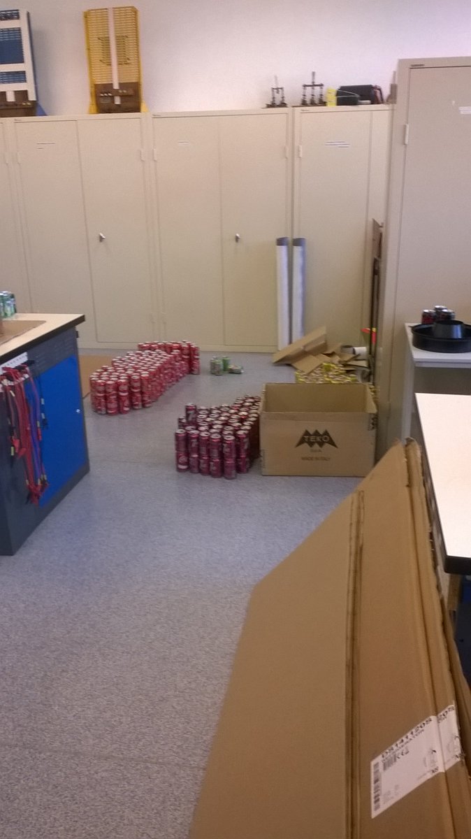 Secondevie03's tweet image. Nous préparons notre stand avec nos cannettes qu'on n'a récupérer.