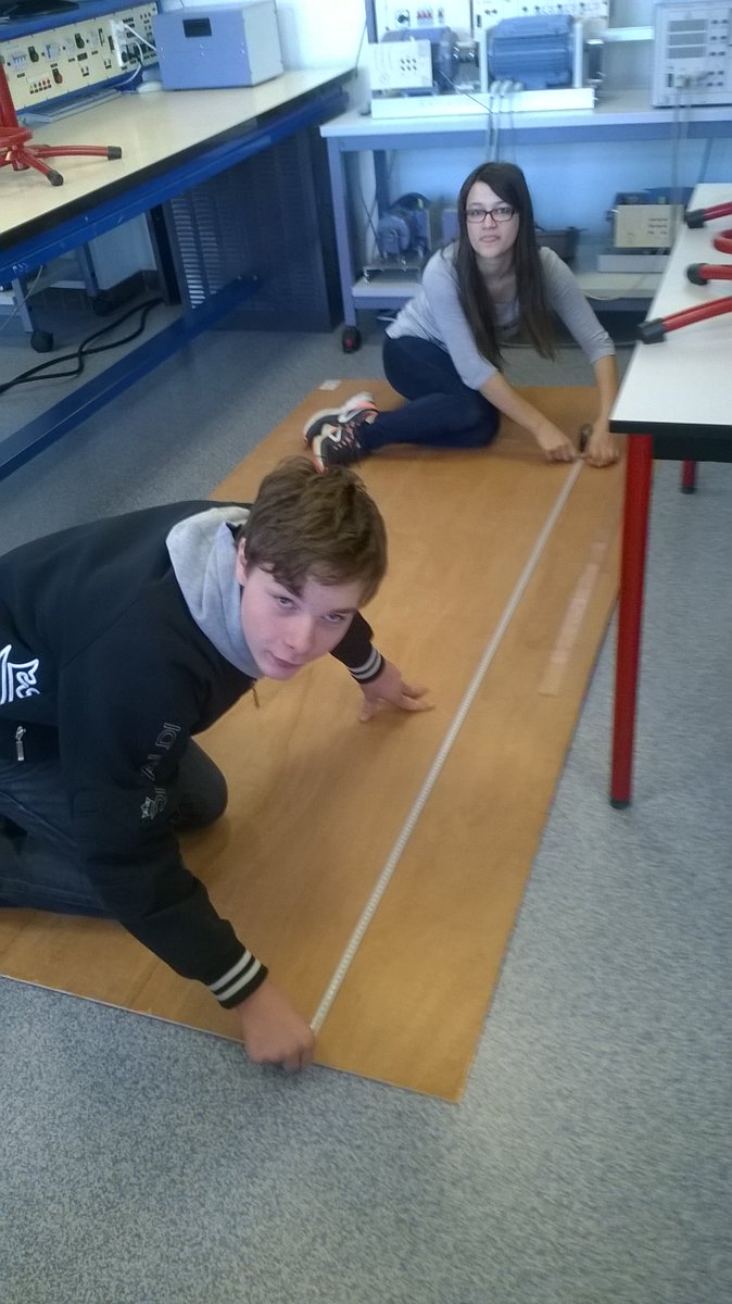 Secondevie03's tweet image. Nous préparons notre stand avec nos cannettes qu'on n'a récupérer.