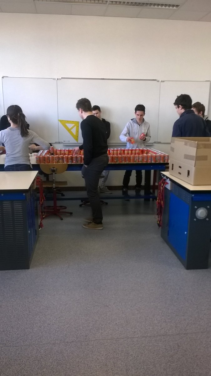 Secondevie03's tweet image. Nous préparons notre stand avec nos cannettes qu'on n'a récupérer.