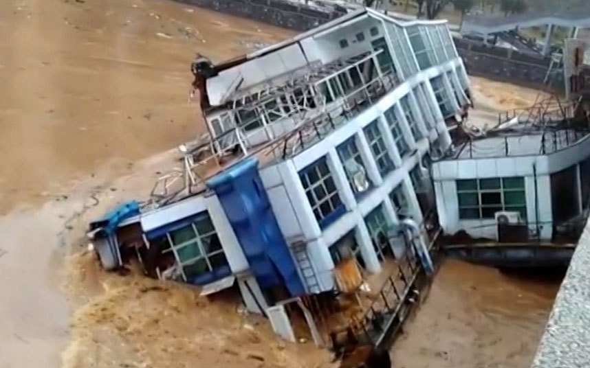 Telegraph's tweet photo. Abandoned barges crash into bridge in China after heavy rainfall https://t.co/z1MQYgd8yG https://t.co/d7Zkg5QYAo