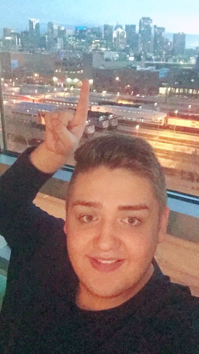 AfterHours_Ent's tweet photo. Greetings! Today is the day @TomBleasby performs on stage at #smulefest2016 alongside @jasonderulo @smule https://t.co/U16GSkTXGf