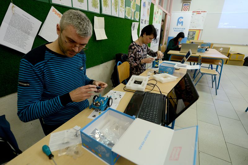 ZdDevHub's tweet photo. Transformeri su otišli, ali zato dolaze neki novi roboti https://t.co/MhBPM86JgH https://t.co/4hkJV7GN1A
