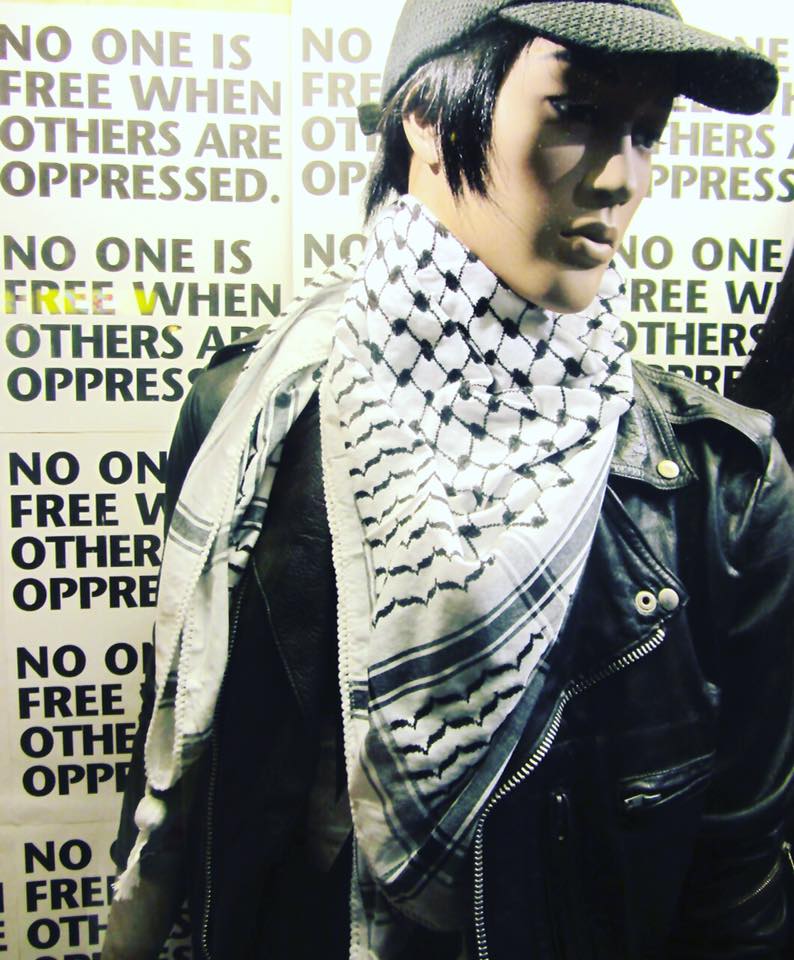 Ingen är fri när andra är förtryckta. #freepalestine #gladpåsk #linnegatangbg #göteborg #secondhand