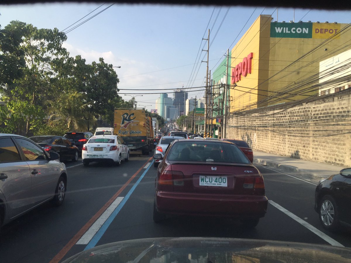 edi_bernal's tweet photo. @MMDA ano po meron at gapang dito sa Libis NB? Thank you! https://t.co/hD6hxx8S9w