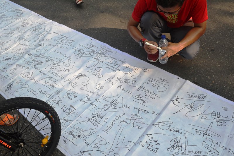 Dukungan wong Solo untuk Rio Haryanto .. semangat! | #ApaKabarRio #AyoDukungRio <a href="/liputan6dotcom/">LIPUTAN6</a> <a href="/OPPOIndonesia/">OPPO Indonesia</a>