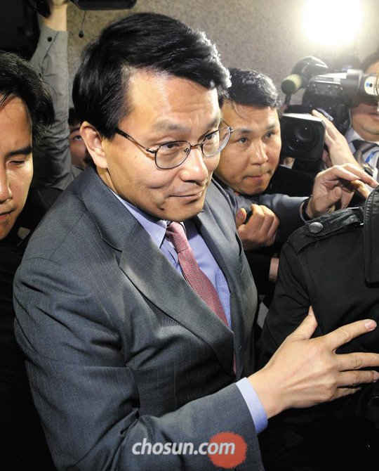 윤상현이 선견지명이 있었다."김무성 죽여버려" 한것은 오늘의 일을 예견 한거다. 조폭도 시장잡배도 김무성 같은 일은 안한다.세상에 지넘 도장도 아니고 새누리 대표 도장 가지고 도망 가는 넘이 어디있냐