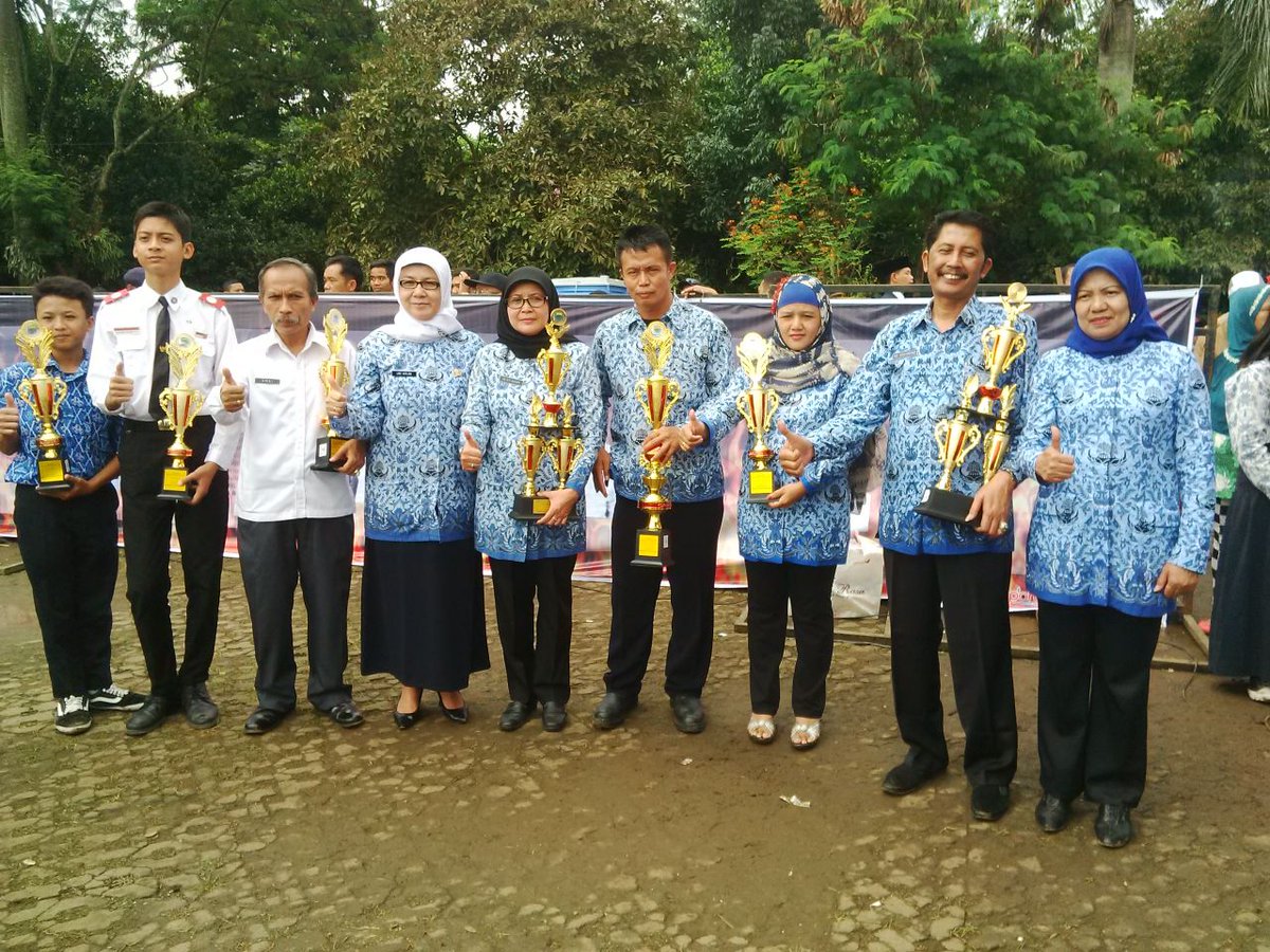 Para Juara Tingkat SMP dalam rangka memperingati Bandung Lautan Api Ke-70, Kamis, 24/03 di Lapang Tegalega Bandung