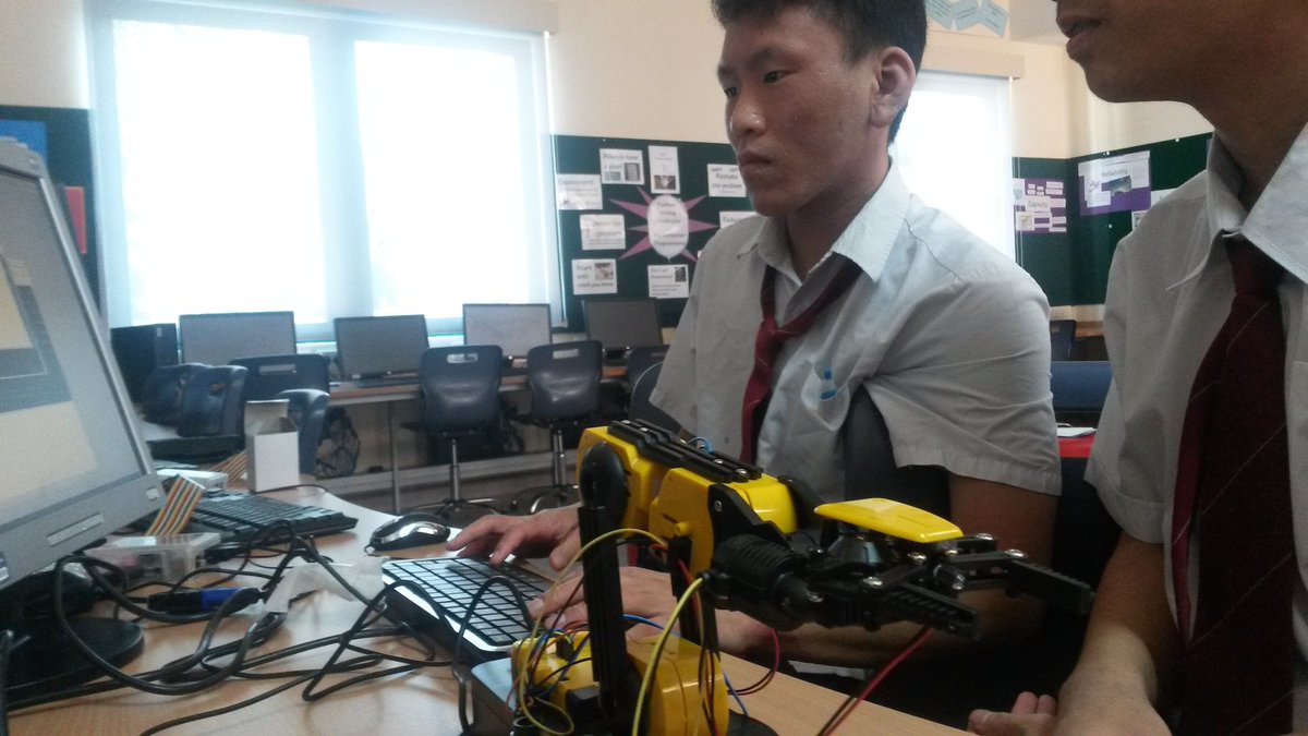 JIScomputing's tweet photo. So much fun when it makes its first wave! #maplinsroboticarm #RaspberryPi https://t.co/4oLE4JAIk3