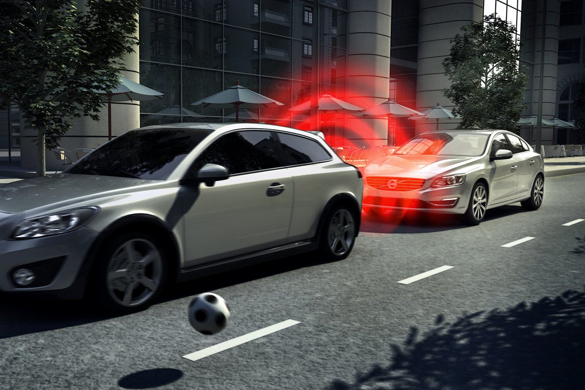 whatcar's tweet photo. Autonomous Emergency Braking should be fitted as standard, says @ThatchamMIRRC - here's why: https://t.co/8jfv0Rc9Tj https://t.co/2s6t9zgySo