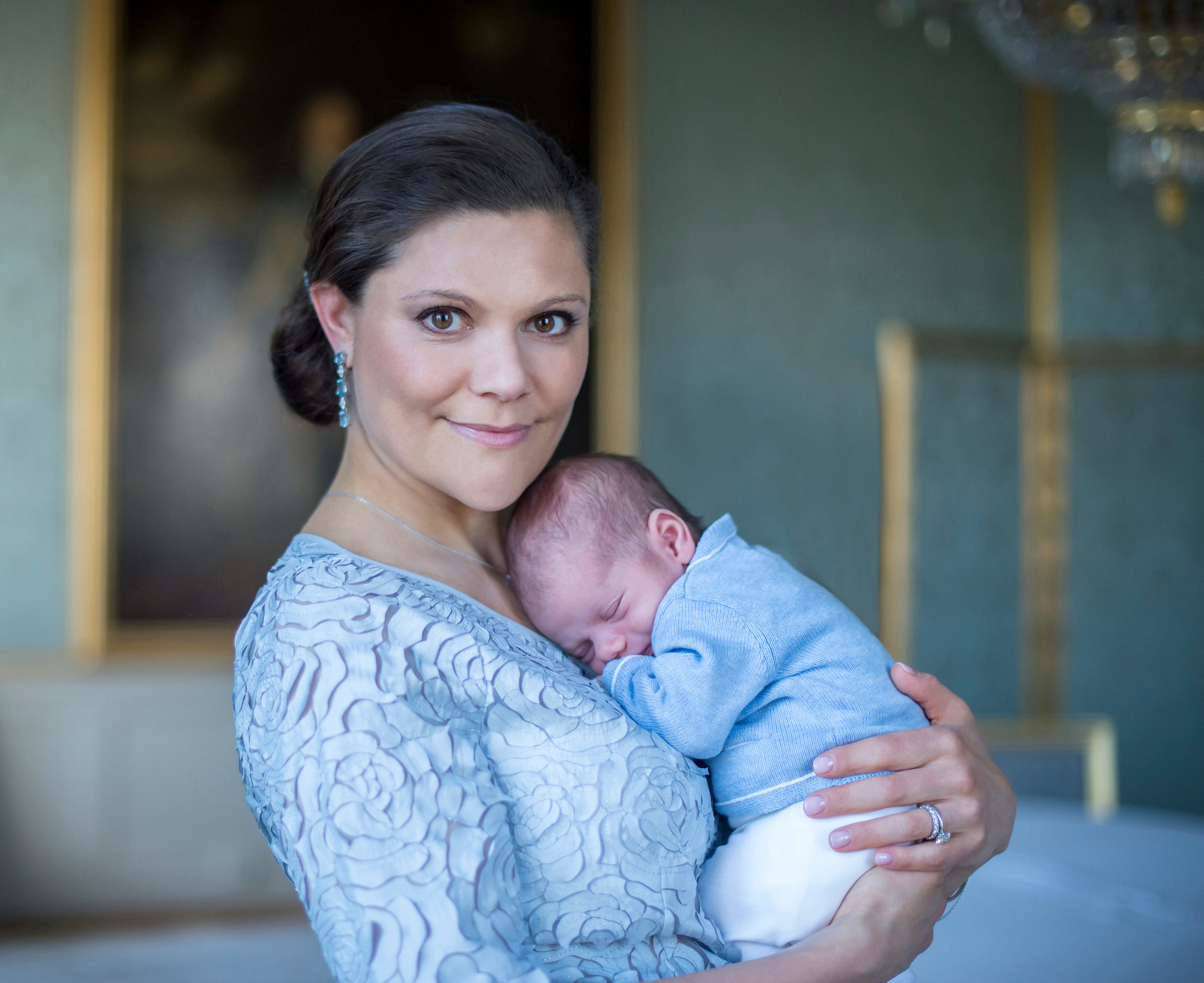 Laura Dekkers Twitter: "Crown Princess Victoria holding her little son Prince Oscar. P: Kate Gabor, Kungahuset.se https://t.co/C0u59144On" / Twitter