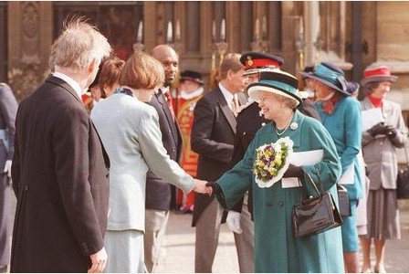Today is Maundy Thursday, when HM The Queen will distribute #MaundyMoney. Here she is in 1999,  visiting Bristol.