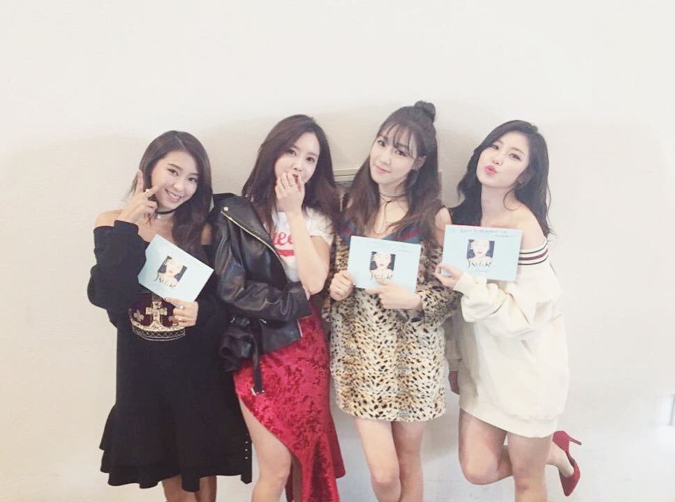 b89530bt's tweet photo. 👭👭 YCH 쇼 끝나구 Sketch💿선물💕
#씨티소시#89 https://t.co/vSJZ93RQUB https://t.co/YMNcvGkHmg