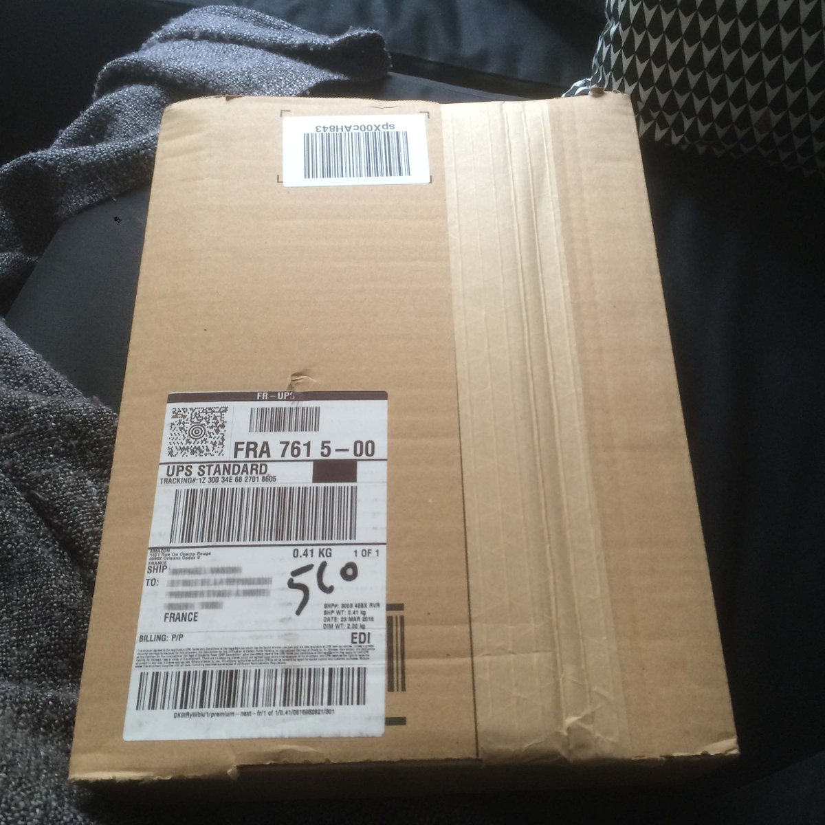 EliseCasati's tweet photo. Poids total de la batterie iPhone commandée sur @amazon : 132 grammes. Problème de #suremballage ? https://t.co/9cNXAqEeUu