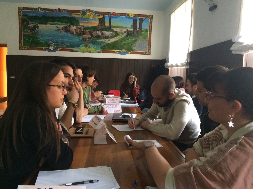 GRAIESLab's tweet photo. #Map2Graies 23 marzo pomeriggio con @urukwavu di @Arestudiosc i ragazzi scoprono @InterregALCOTRA e quadro logico https://t.co/D2liv0Inet