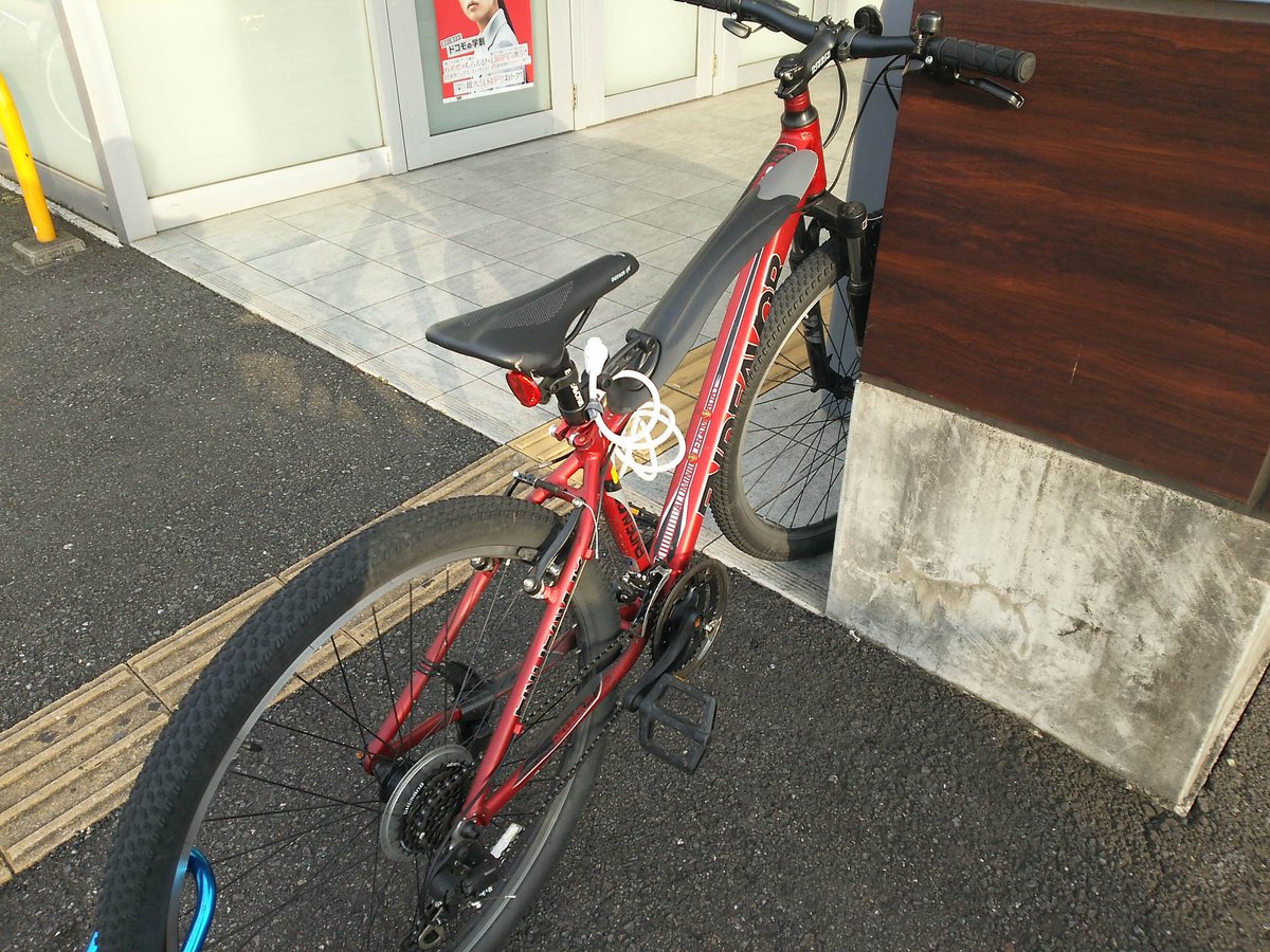 yanabuki's tweet photo. どうも！今さっきまでTSUTAYAまで
自転車をこいで予約していたCDを受け取りに
行って来ました♪♪
帰る前の夕焼け空が綺麗でした！ https://t.co/K5WnOqfvpC