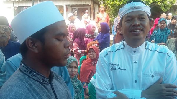 detikcom's tweet photo. ABG di Purwakarta Dilarang Menginap di Hotel, Kecuali Bawa Surat Izin Ortu https://t.co/6DNlS7FprS https://t.co/uO4SvIcpFq