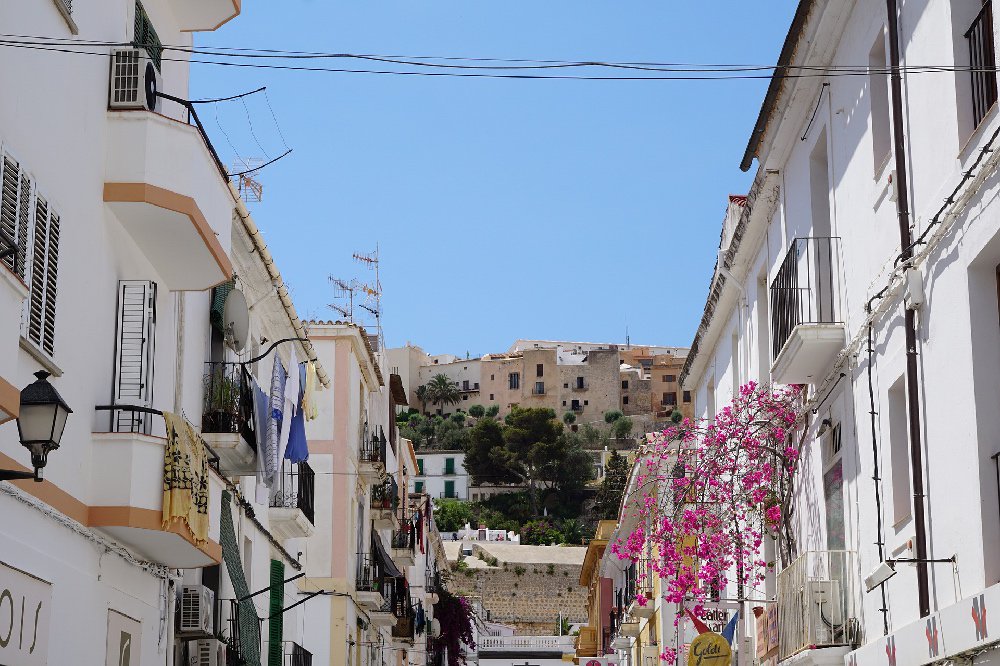 AllianceIB's tweet photo. If you are in #Ibiza, a good idea is to have dinner in a cozy restaurant in Dalt Vila https://t.co/pMEzFfnfWy https://t.co/IhUaE4zuEM