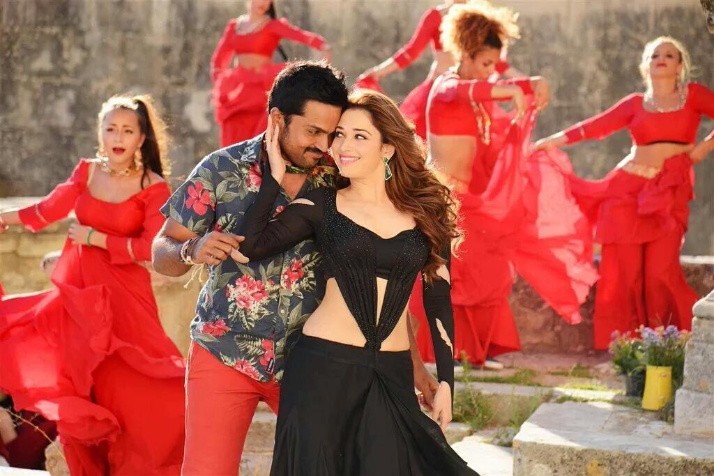 ViniSayz's tweet photo. #karthi @tamannaahspeaks @iamnagarjuna 's #Thozha / #Oopiri New Photos 😍😍 #Karthi_Tammu😘😘😘😘😘 #SuccessfulPair 😙 https://t.co/T9mY5hCndV