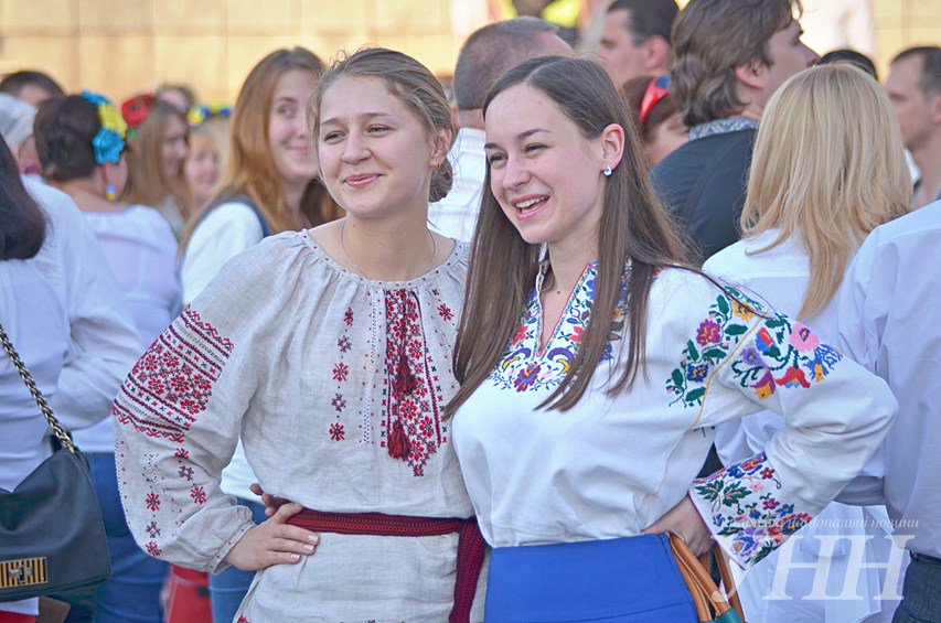 EuromaidanPress's tweet photo. 5 ways to wear Ukrainian vyshyvanka https://t.co/g577SP7G3d https://t.co/j89qu7Zykw