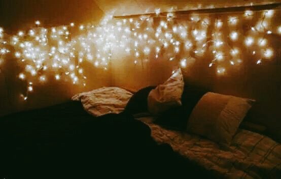 هوجست فيها قبل لاانام متعني
يمكن يرادوني حلم فالليل انظرها
والظاهراني مع نفسي واحزاني
لا شوق جابه ولا الاحلام اصدقها