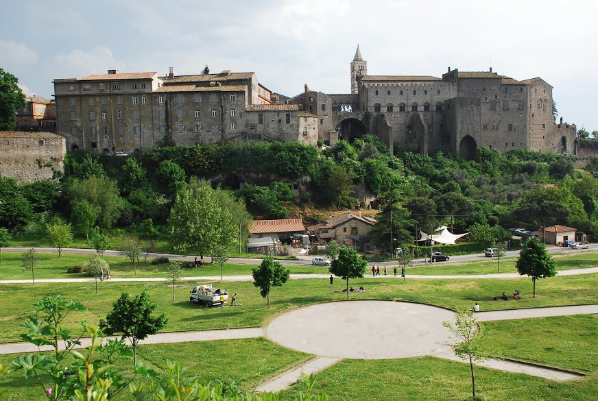 #PalazzodeiPapi si affaccia su Valle Faul e mostra tutta la sua grandezza! #Viterbo @DiscoverViterbo @igersviterbo