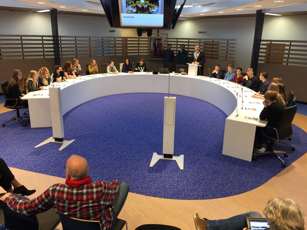 Dagelijks schoolklassen <a href="/gem_Elburg/">Gemeente Elburg</a> deze keer <a href="/VKCElburg/">VanKinsbergencollege</a> #politiek #elgr Goede zaak!